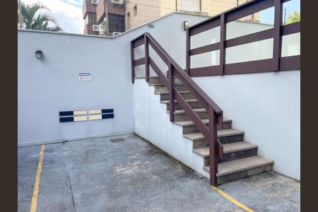 Apartamento à venda com 160m², 2 quartos e 2 vagasEscada para piscina