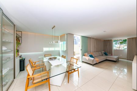 Apartamento à venda com 300m², 4 quartos e 4 vagas Apartamento à venda com 300m², 4 quartos e 4 vagasSala