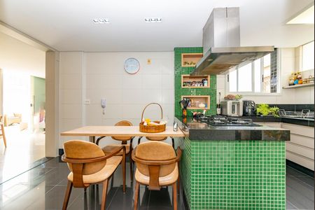 Apartamento à venda com 300m², 4 quartos e 4 vagas Apartamento à venda com 300m², 4 quartos e 4 vagasCozinha