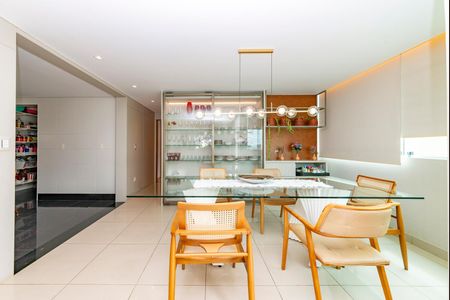 Apartamento à venda com 300m², 4 quartos e 4 vagas Apartamento à venda com 300m², 4 quartos e 4 vagasSala