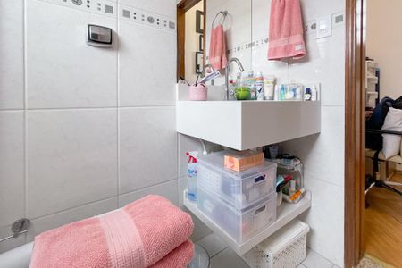Casa à venda com 175m², 4 quartos e 2 vagas Casa à venda com 175m², 4 quartos e 2 vagasBanheiro - Suíte
