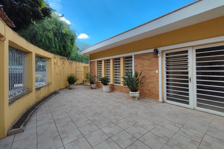 Casa à venda com 200m², 5 quartos e 6 vagasQuintal - Garagem