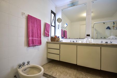 Apartamento à venda com 261m², 4 quartos e 4 vagasBanheiro Suíte 2