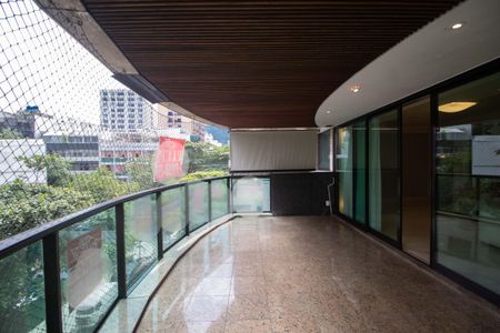 Apartamento à venda com 210m², 3 quartos e 3 vagas Apartamento à venda com 210m², 3 quartos e 3 vagasVaranda da Sala