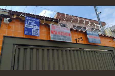 Casa à venda com 128m², 3 quartos e 2 vagas Casa à venda com 128m², 3 quartos e 2 vagasFachada + Placa