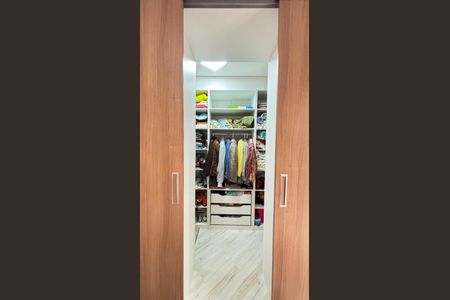 Casa à venda com 214m², 4 quartos e 4 vagas Casa à venda com 214m², 4 quartos e 4 vagasSuite