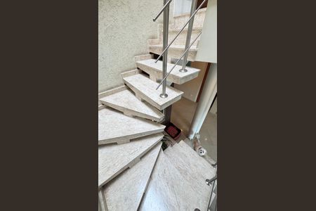 Casa à venda com 214m², 4 quartos e 4 vagas Casa à venda com 214m², 4 quartos e 4 vagasEscada