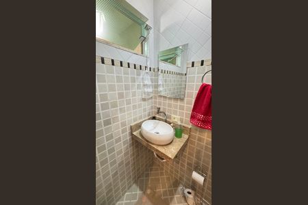 Casa à venda com 214m², 4 quartos e 4 vagas Casa à venda com 214m², 4 quartos e 4 vagasLavabo