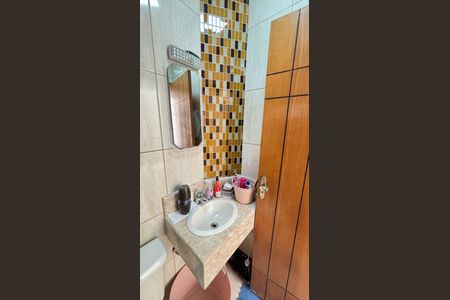 Casa à venda com 214m², 4 quartos e 4 vagas Casa à venda com 214m², 4 quartos e 4 vagasBanheiro