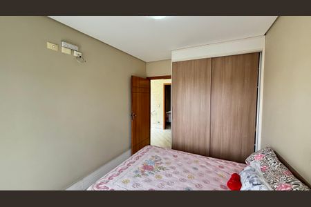 Casa à venda com 214m², 4 quartos e 4 vagas Casa à venda com 214m², 4 quartos e 4 vagasQuarto 4