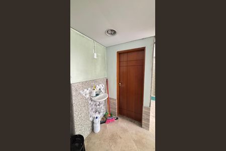 Casa à venda com 214m², 4 quartos e 4 vagas Casa à venda com 214m², 4 quartos e 4 vagasGaragem - Banheiro