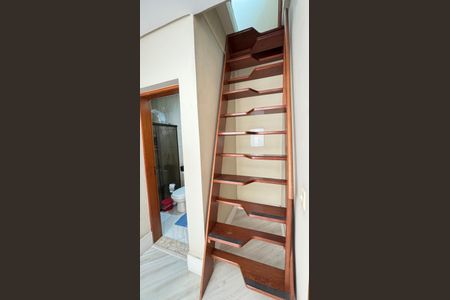 Casa à venda com 214m², 4 quartos e 4 vagas Casa à venda com 214m², 4 quartos e 4 vagasEscada