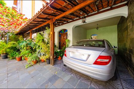 Casa à venda com 300m², 4 quartos e 2 vagas Casa à venda com 300m², 4 quartos e 2 vagasGaragem