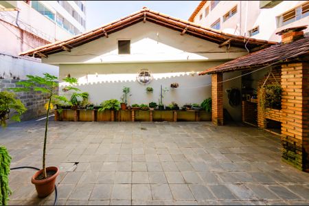 Casa à venda com 300m², 4 quartos e 2 vagas Casa à venda com 300m², 4 quartos e 2 vagasÁrea externa