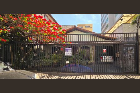 Casa à venda com 300m², 4 quartos e 2 vagas Casa à venda com 300m², 4 quartos e 2 vagasFachada