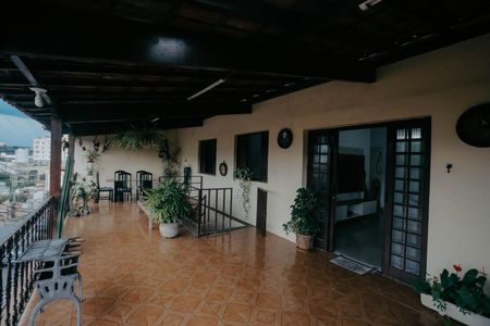 Casa à venda com 360m², 7 quartos e 3 vagas Casa à venda com 360m², 7 quartos e 3 vagasVaranda da Sala