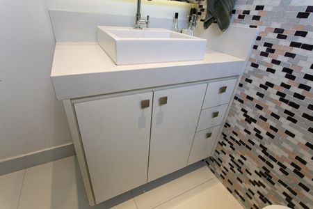 Apartamento à venda com 79m², 2 quartos e 1 vaga Apartamento à venda com 79m², 2 quartos e 1 vagaBanheiro