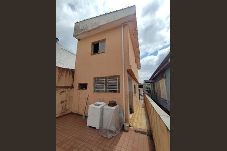 Casa à venda com 150m², 2 quartos e 2 vagas Casa à venda com 150m², 2 quartos e 2 vagasAtrás da Casa