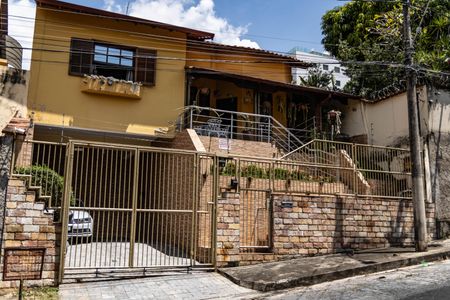 Casa à venda com 190m², 3 quartos e 2 vagas Casa à venda com 190m², 3 quartos e 2 vagasFachada
