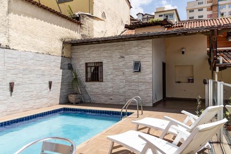 Casa à venda com 190m², 3 quartos e 2 vagas Casa à venda com 190m², 3 quartos e 2 vagasPiscina