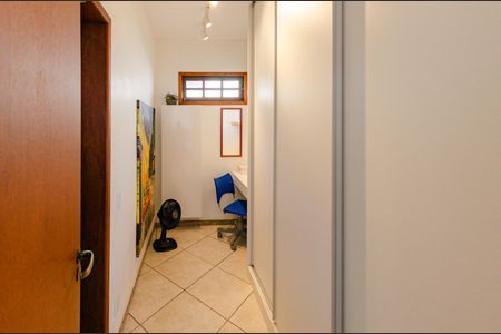 Casa à venda com 497m², 4 quartos e 6 vagasCloset 1 suíte 2