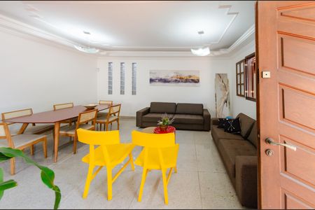 Casa à venda com 497m², 4 quartos e 6 vagasSala