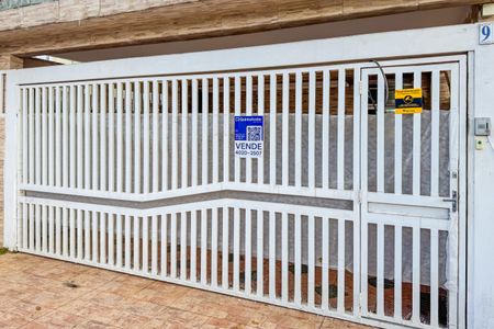 Casa à venda com 350m², 4 quartos e 2 vagasFachada + Plaquinha