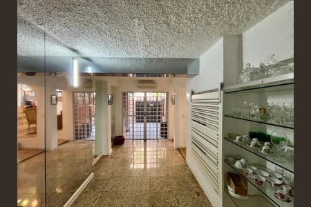 Casa à venda com 160m², 4 quartos e 1 vaga Casa à venda com 160m², 4 quartos e 1 vagaCorredor