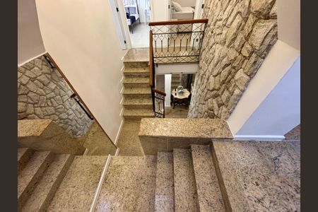 Casa à venda com 160m², 4 quartos e 1 vaga Casa à venda com 160m², 4 quartos e 1 vagaEscada