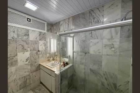 Casa à venda com 160m², 4 quartos e 1 vaga Casa à venda com 160m², 4 quartos e 1 vagaBanheiro social