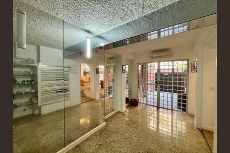 Casa à venda com 160m², 4 quartos e 1 vaga Casa à venda com 160m², 4 quartos e 1 vagaCorredor