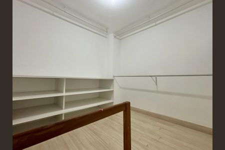 Casa à venda com 160m², 4 quartos e 1 vaga Casa à venda com 160m², 4 quartos e 1 vagaCloset da suíte