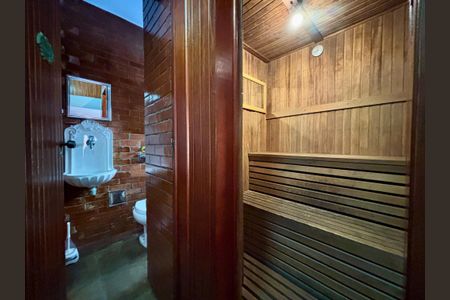 Casa à venda com 160m², 4 quartos e 1 vaga Casa à venda com 160m², 4 quartos e 1 vagaCobertura - sauna e banheiro