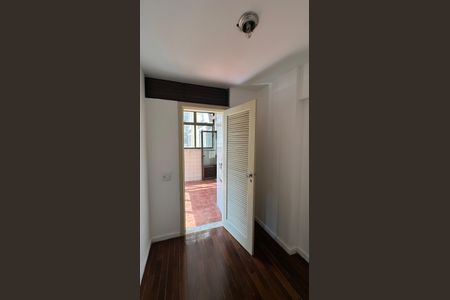 Apartamento à venda com 190m², 3 quartos e 2 vagas Apartamento à venda com 190m², 3 quartos e 2 vagasQuarto de Serviço