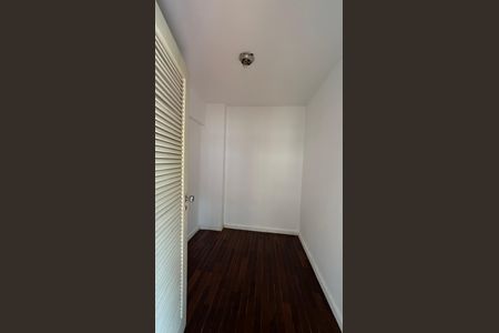 Apartamento à venda com 190m², 3 quartos e 2 vagas Apartamento à venda com 190m², 3 quartos e 2 vagasQuarto de Serviço