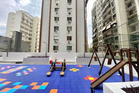 Apartamento à venda com 240m², 3 quartos e 1 vaga Apartamento à venda com 240m², 3 quartos e 1 vagaÁrea comum playground