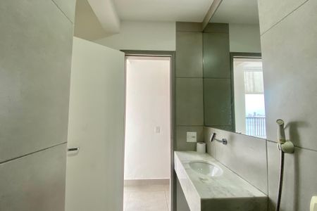 Apartamento à venda com 240m², 3 quartos e 1 vaga Apartamento à venda com 240m², 3 quartos e 1 vagaBanheiro 2