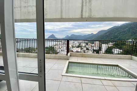 Apartamento à venda com 240m², 3 quartos e 1 vaga Apartamento à venda com 240m², 3 quartos e 1 vagaPiscina