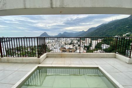 Apartamento à venda com 240m², 3 quartos e 1 vaga Apartamento à venda com 240m², 3 quartos e 1 vagaPiscina