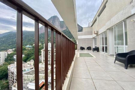 Apartamento à venda com 240m², 3 quartos e 1 vaga Apartamento à venda com 240m², 3 quartos e 1 vagaVaranda