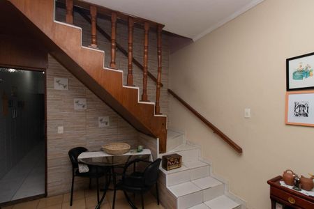 Casa à venda com 247m², 3 quartos e 2 vagas Casa à venda com 247m², 3 quartos e 2 vagasEscada