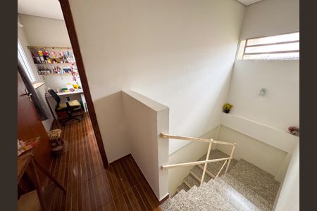 Casa à venda com 220m², 2 quartos e 4 vagasEscada