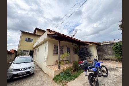 Casa à venda com 220m², 2 quartos e 4 vagasFachada