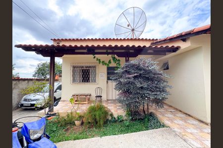 Casa à venda com 220m², 2 quartos e 4 vagasFachada