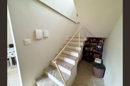 Casa à venda com 220m², 2 quartos e 4 vagasEscada