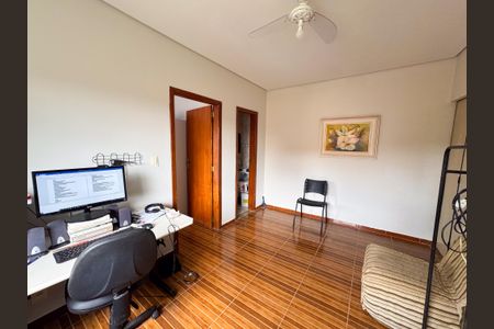 Casa à venda com 220m², 2 quartos e 4 vagasEscritório