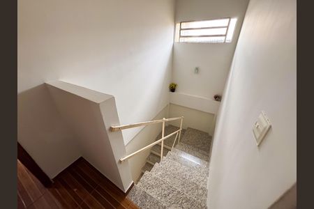 Casa à venda com 220m², 2 quartos e 4 vagasEscada