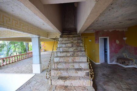 Casa à venda com 1200m², 4 quartos e 3 vagas Casa à venda com 1200m², 4 quartos e 3 vagasEscada