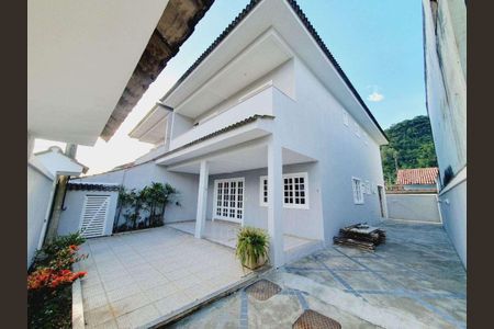 Casa à venda com 160m², 4 quartos e 4 vagas