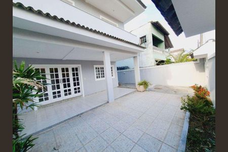 Casa à venda com 160m², 4 quartos e 4 vagas